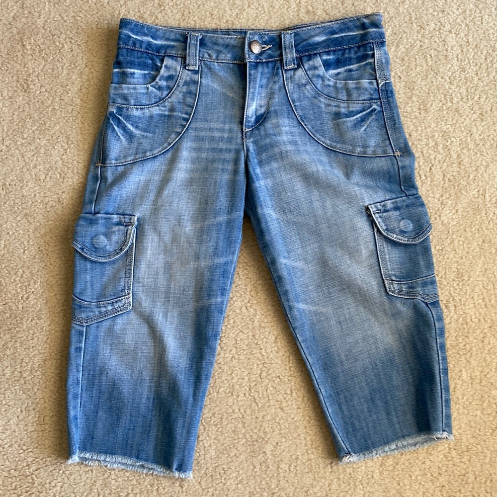 Mudd Frayed Bottom Carpenter Capris